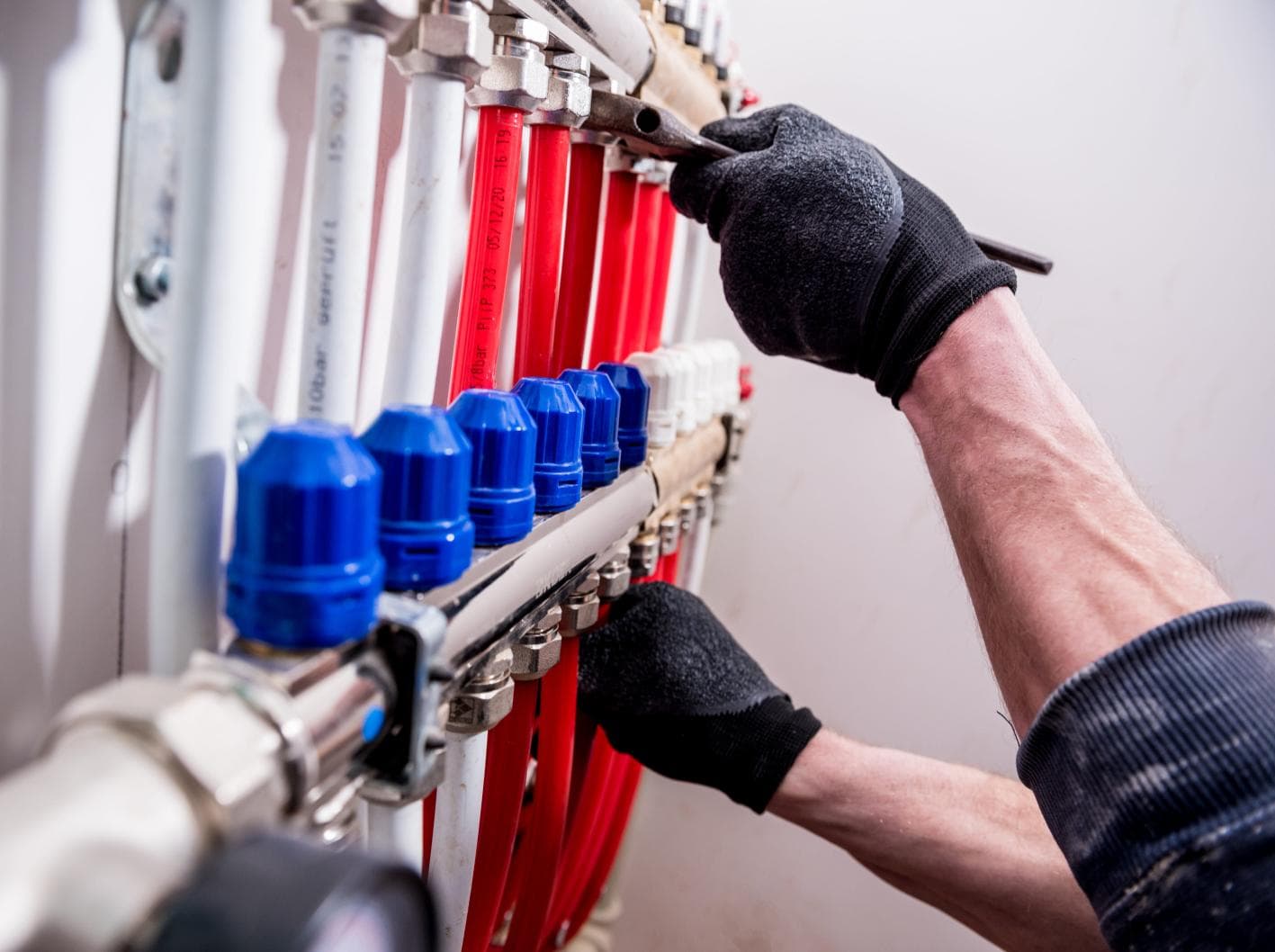 Bathroom Underfloor Heating: Electric Mat vs Cable — Which Installer Do You Need? (2026)